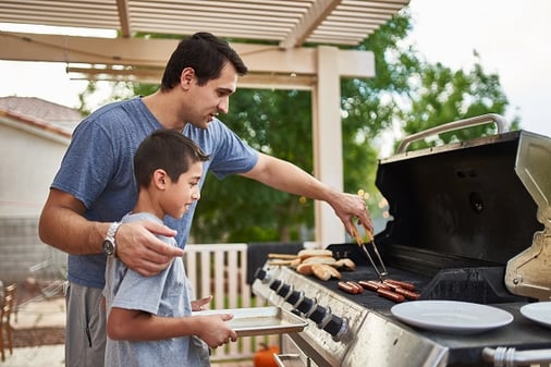 Dadteachingsontogrill